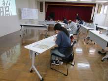写真：お手本を見ながら書く練習をしている様子