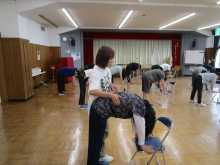 写真：受講生にアドバイスしている講師