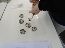 写真:渦巻きの形に成形しているところ
