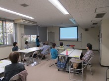 写真：講師が説明している様子