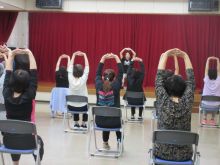 写真：ストレッチで体をほぐしている様子