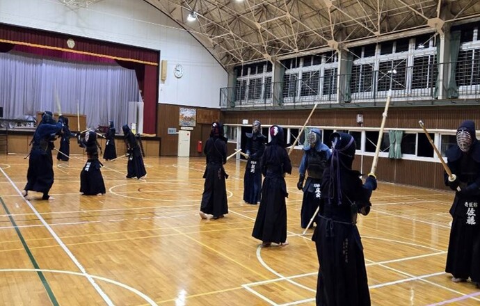 写真：剣道の練習する子どもたち